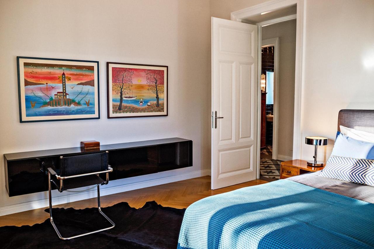 Deluxe Beachfront Apartment Klara, ロヴラン エクステリア 写真