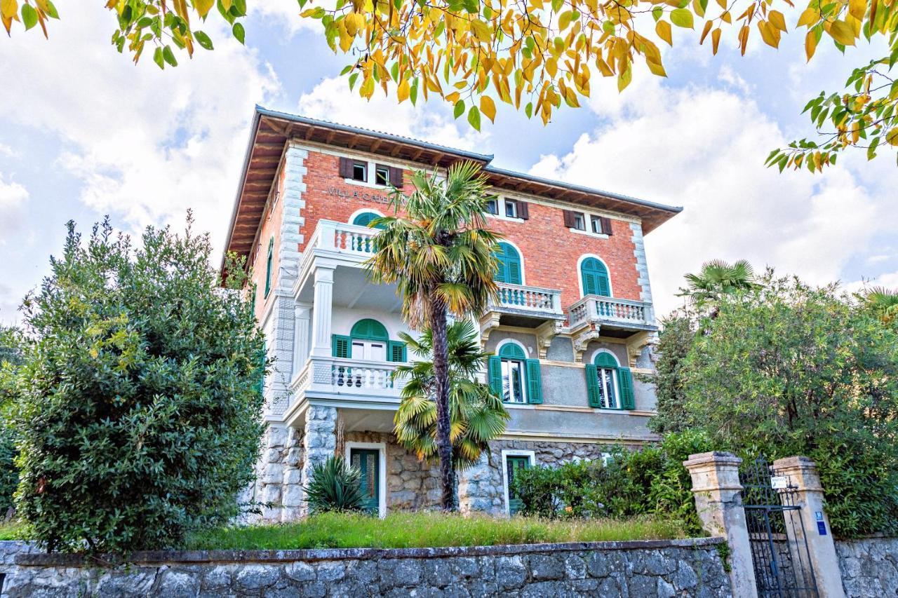 Deluxe Beachfront Apartment Klara, ロヴラン エクステリア 写真