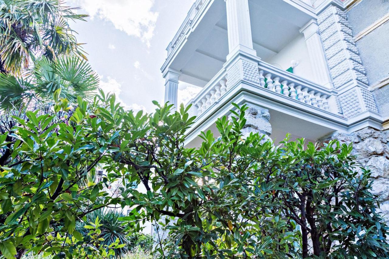 Deluxe Beachfront Apartment Klara, ロヴラン エクステリア 写真