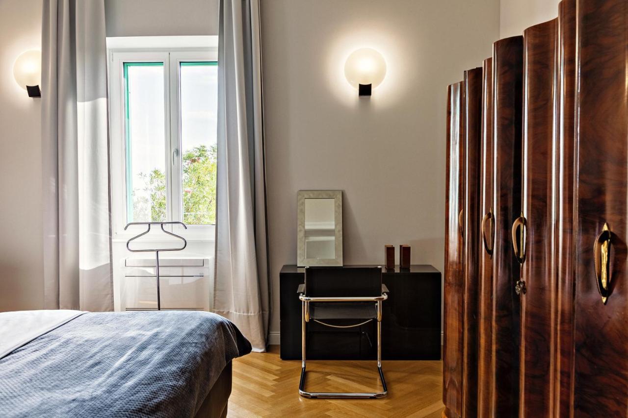 Deluxe Beachfront Apartment Klara, ロヴラン エクステリア 写真