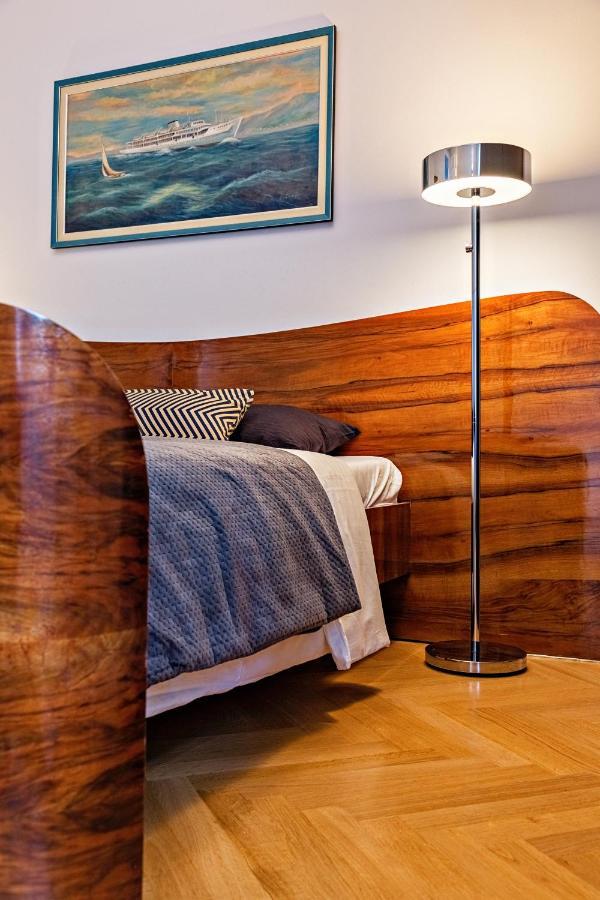 Deluxe Beachfront Apartment Klara, ロヴラン エクステリア 写真