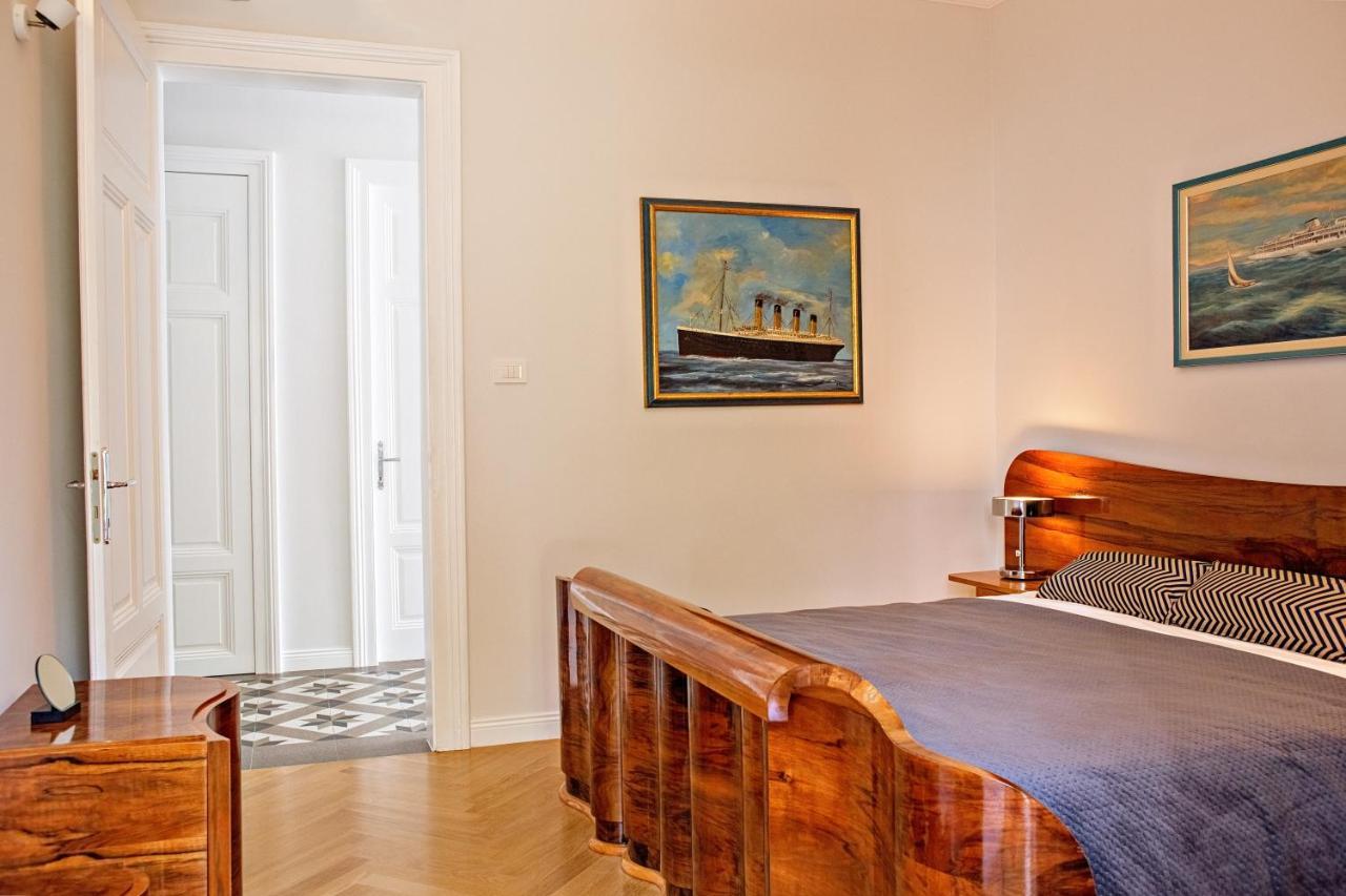 Deluxe Beachfront Apartment Klara, ロヴラン エクステリア 写真