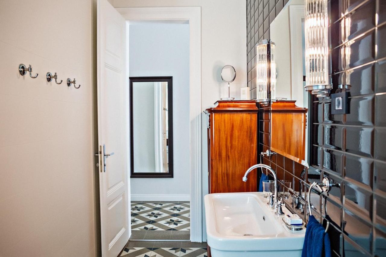 Deluxe Beachfront Apartment Klara, ロヴラン エクステリア 写真