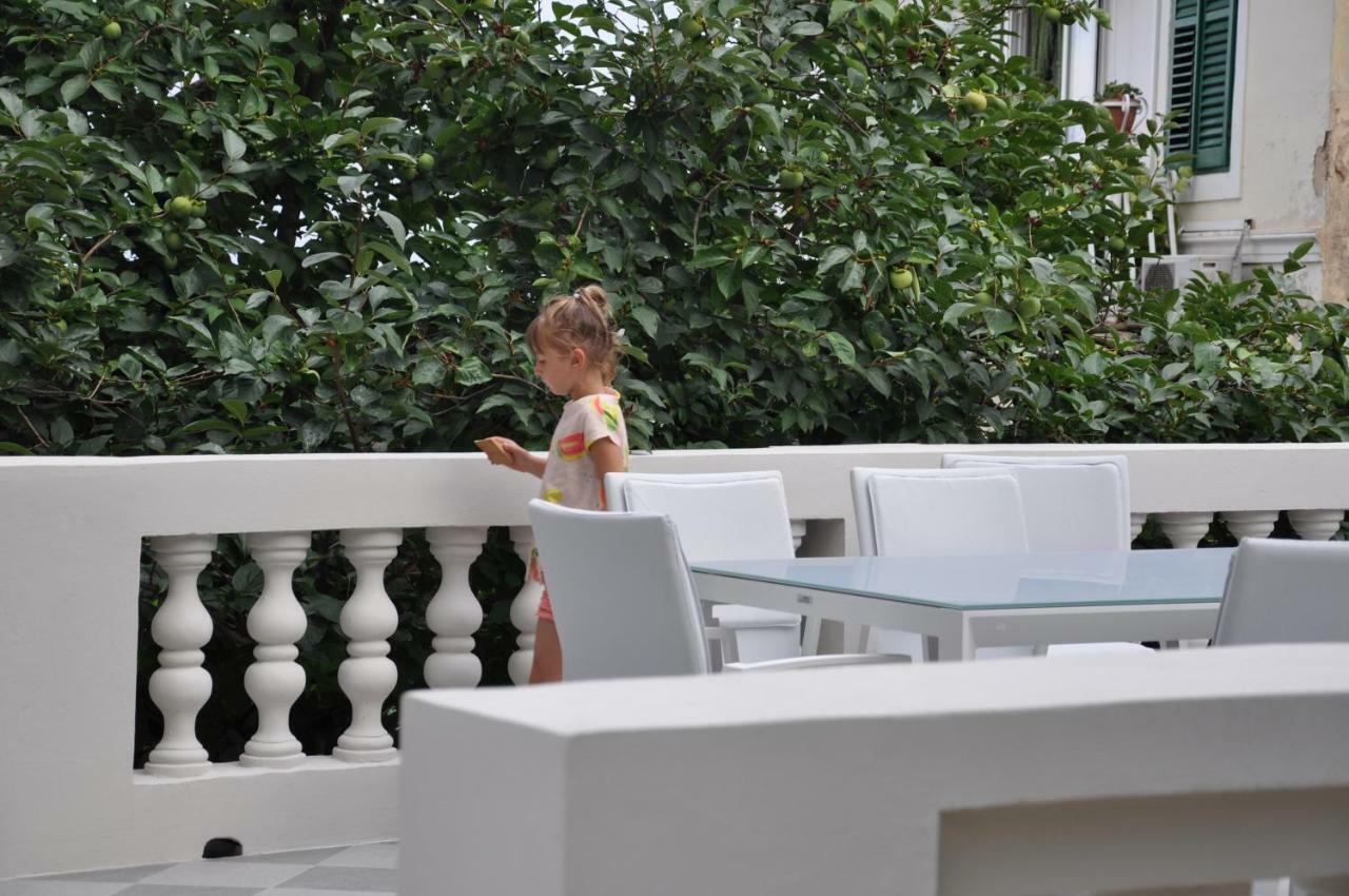 Deluxe Beachfront Apartment Klara, ロヴラン エクステリア 写真