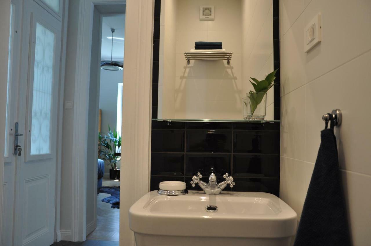 Deluxe Beachfront Apartment Klara, ロヴラン エクステリア 写真