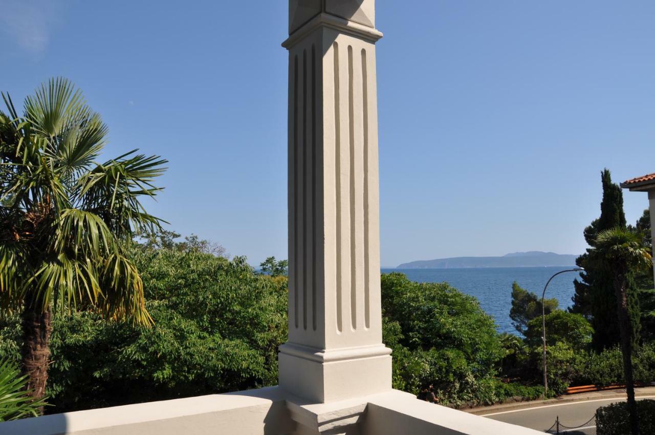 Deluxe Beachfront Apartment Klara, ロヴラン エクステリア 写真